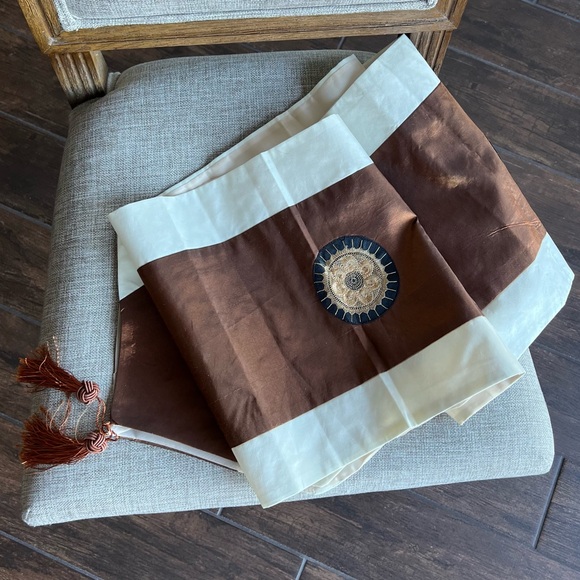 3/$25❤️Table Runners with 5 pcs brand new Cushion Cases - Picture 3 of 6